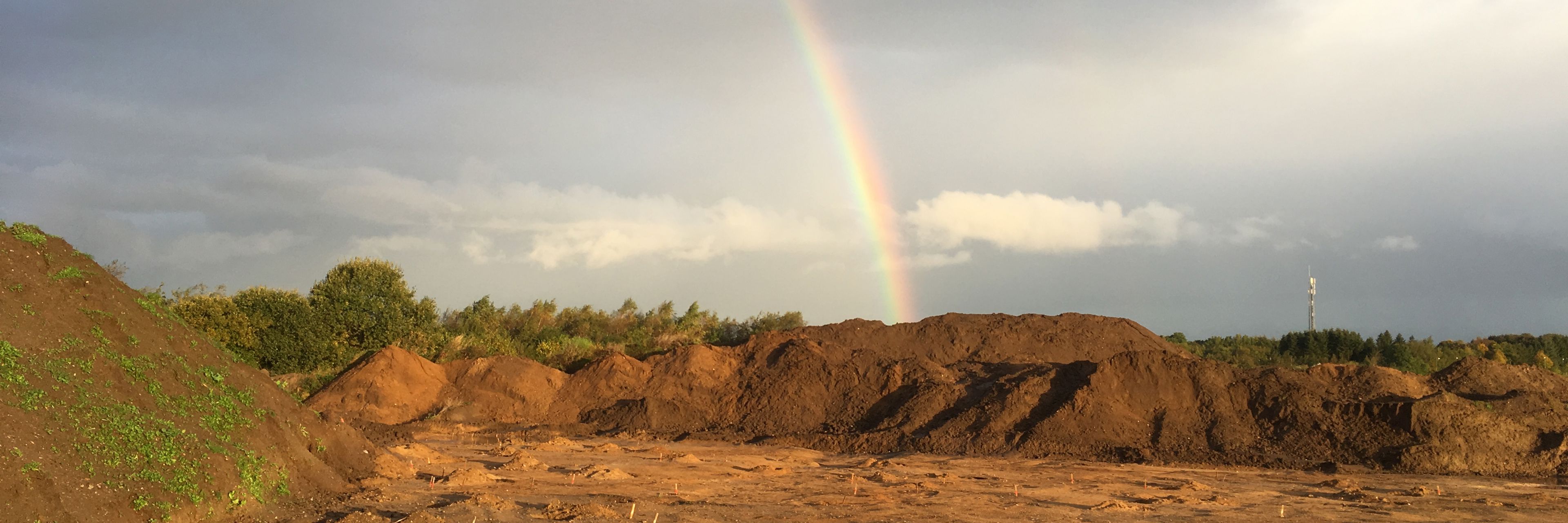 Regnbue over arkæologisk udgravning