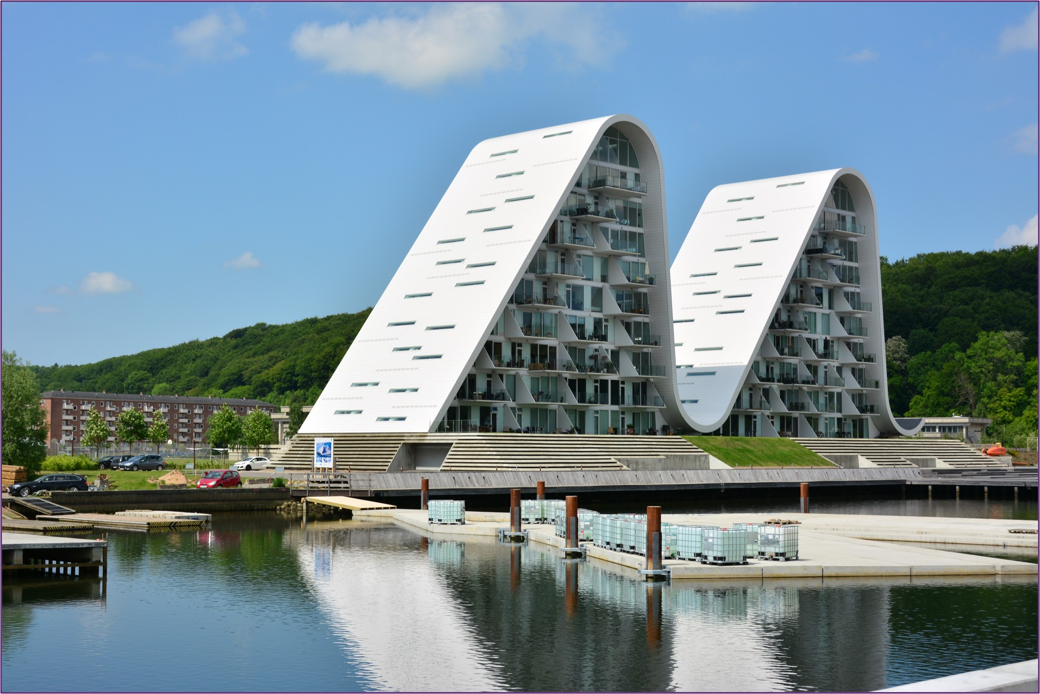 Bølgen ved Vejle Lystbådhavn, 2013. Bemærk at kun to af de nuværende fem 'bølgetoppe' er bygget på dette tidspunkt.
