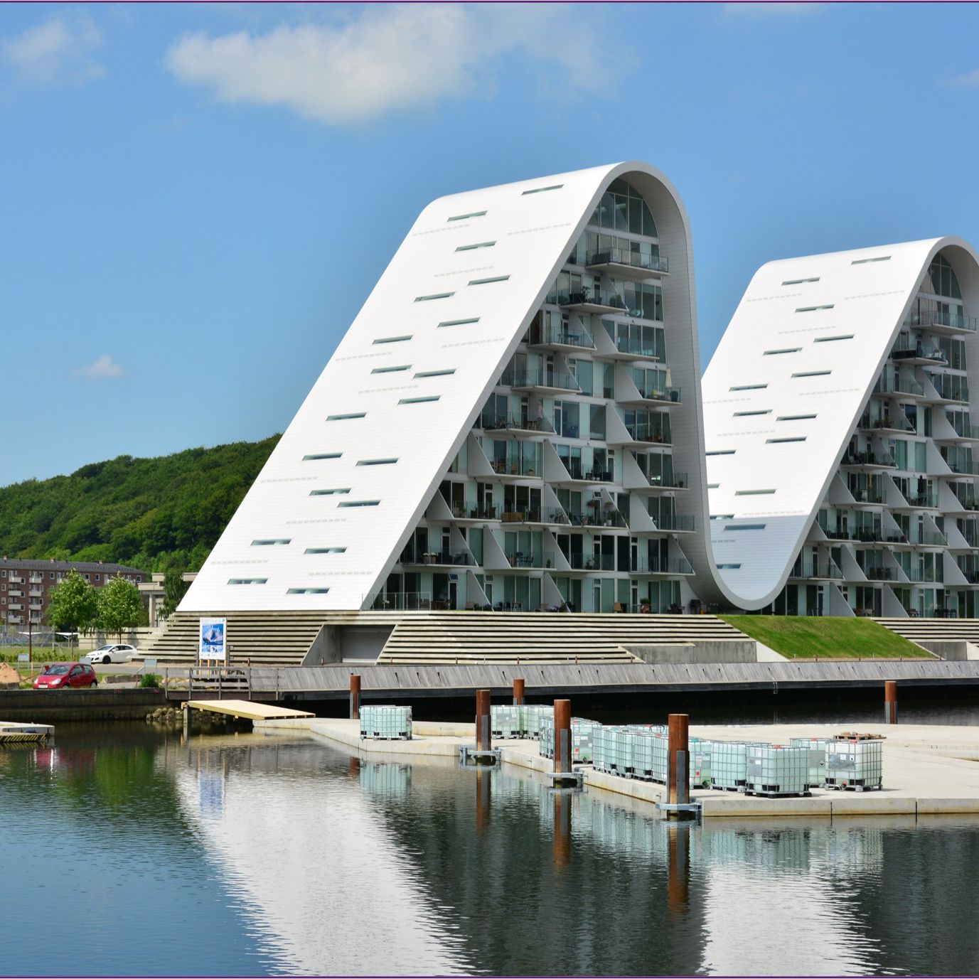 Bølgen ved Vejle Lystbådhavn, 2013. Bemærk at kun to af de nuværende fem 'bølgetoppe' er bygget på dette tidspunkt.