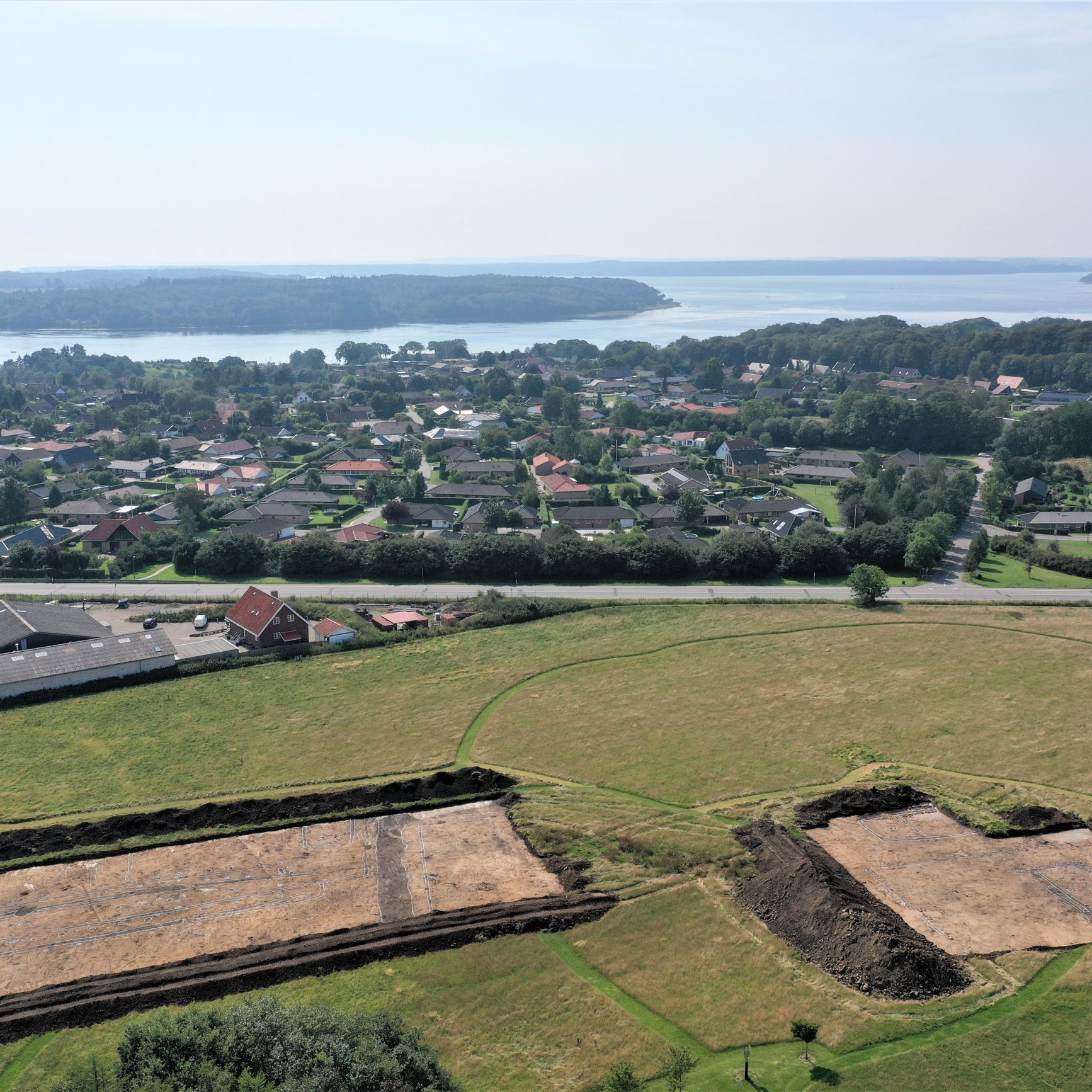 Vikingetidshal ved Erritsø. Dronefoto.