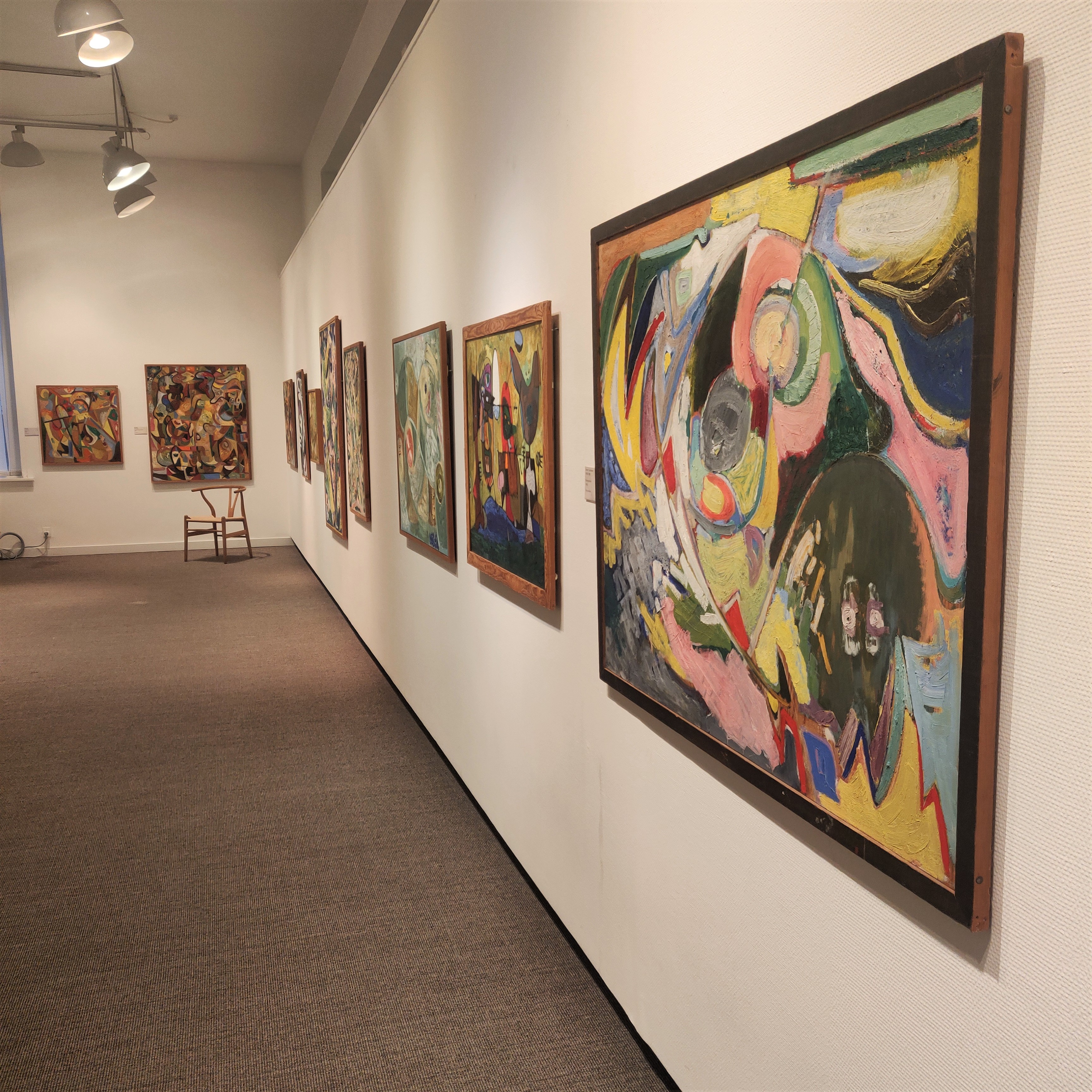 Væg med farverige ekspressionistiske malerier