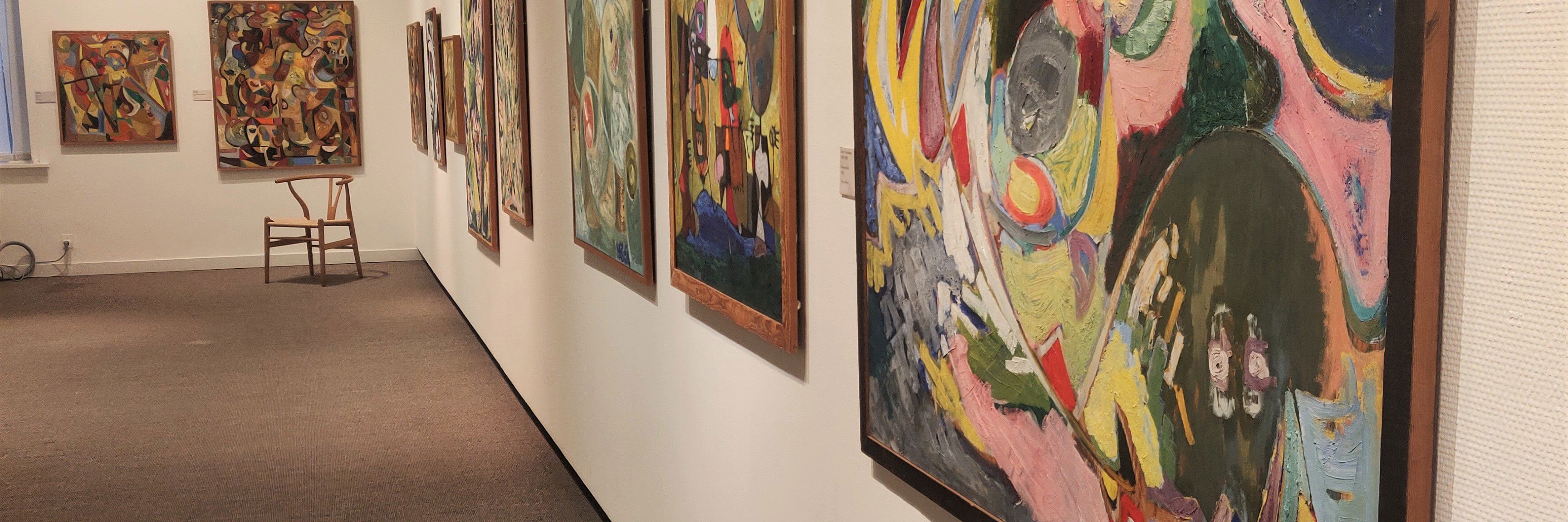 Væg med farverige ekspressionistiske malerier