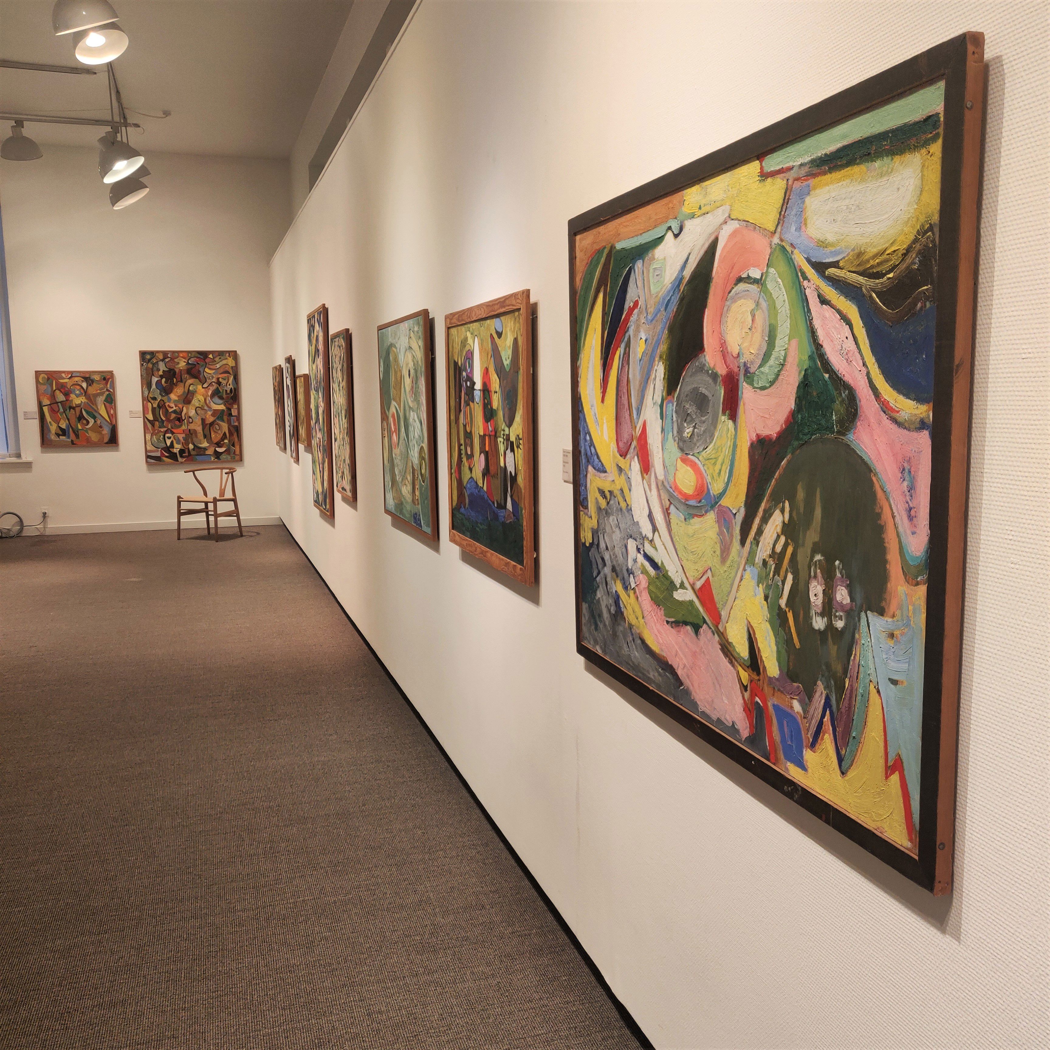 Væg med farverige ekspressionistiske malerier