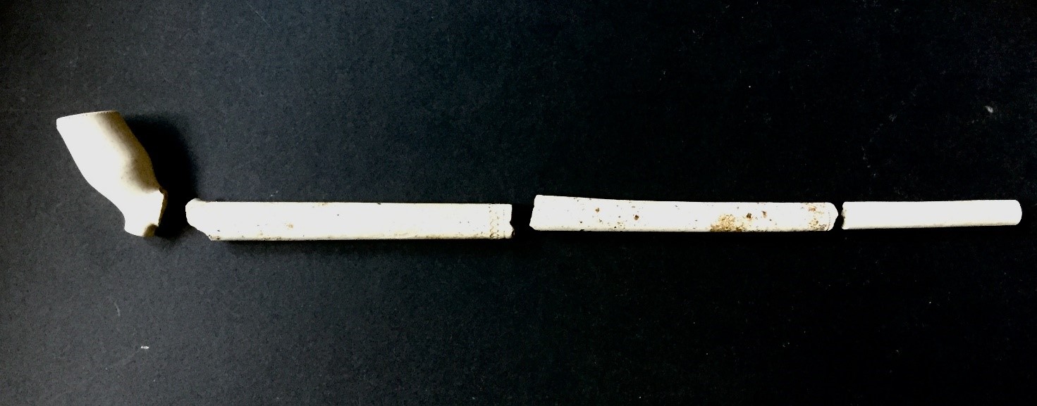 Kridtpibe. Forskellige brudstykker lagt op for at give indtryk af størrelse og form. Længde ca. 25 cm.