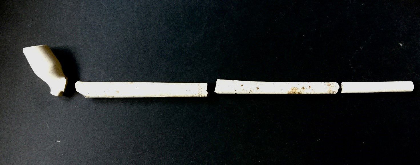Kridtpibe. Forskellige brudstykker lagt op for at give indtryk af størrelse og form. Længde ca. 25 cm.