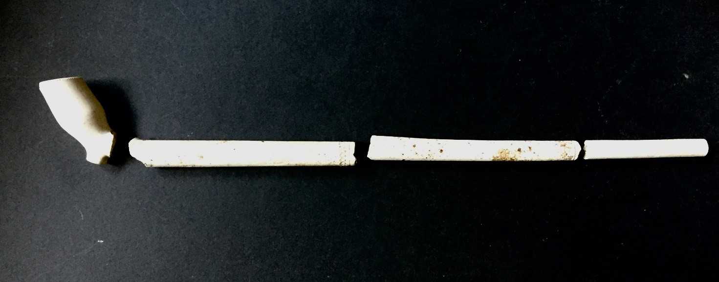 Kridtpibe. Forskellige brudstykker lagt op for at give indtryk af størrelse og form. Længde ca. 25 cm.