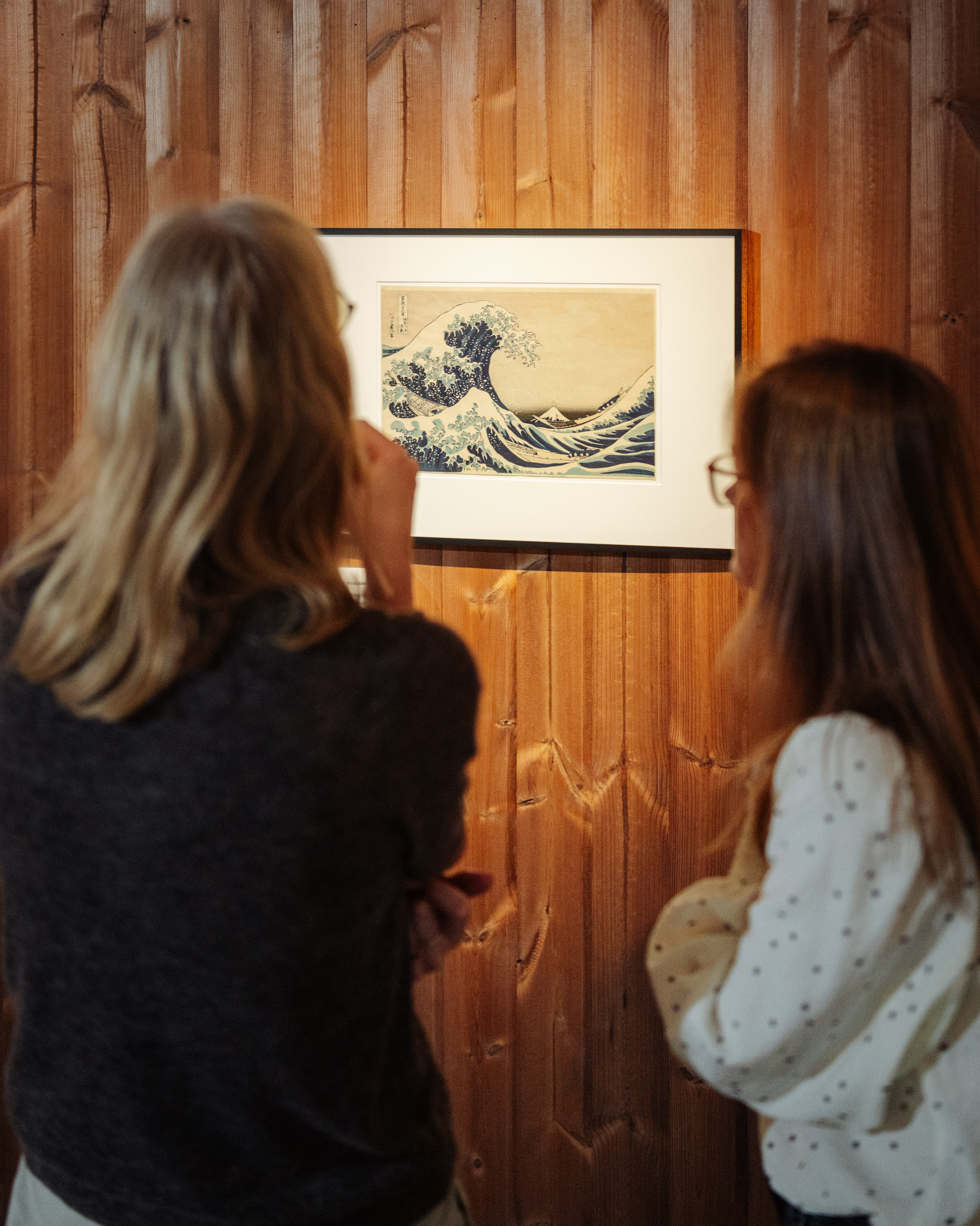 Museumsgæster ser på Hokusais berømte store bølge