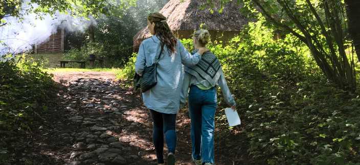 Mor og datter i jernalderlandsbyen
