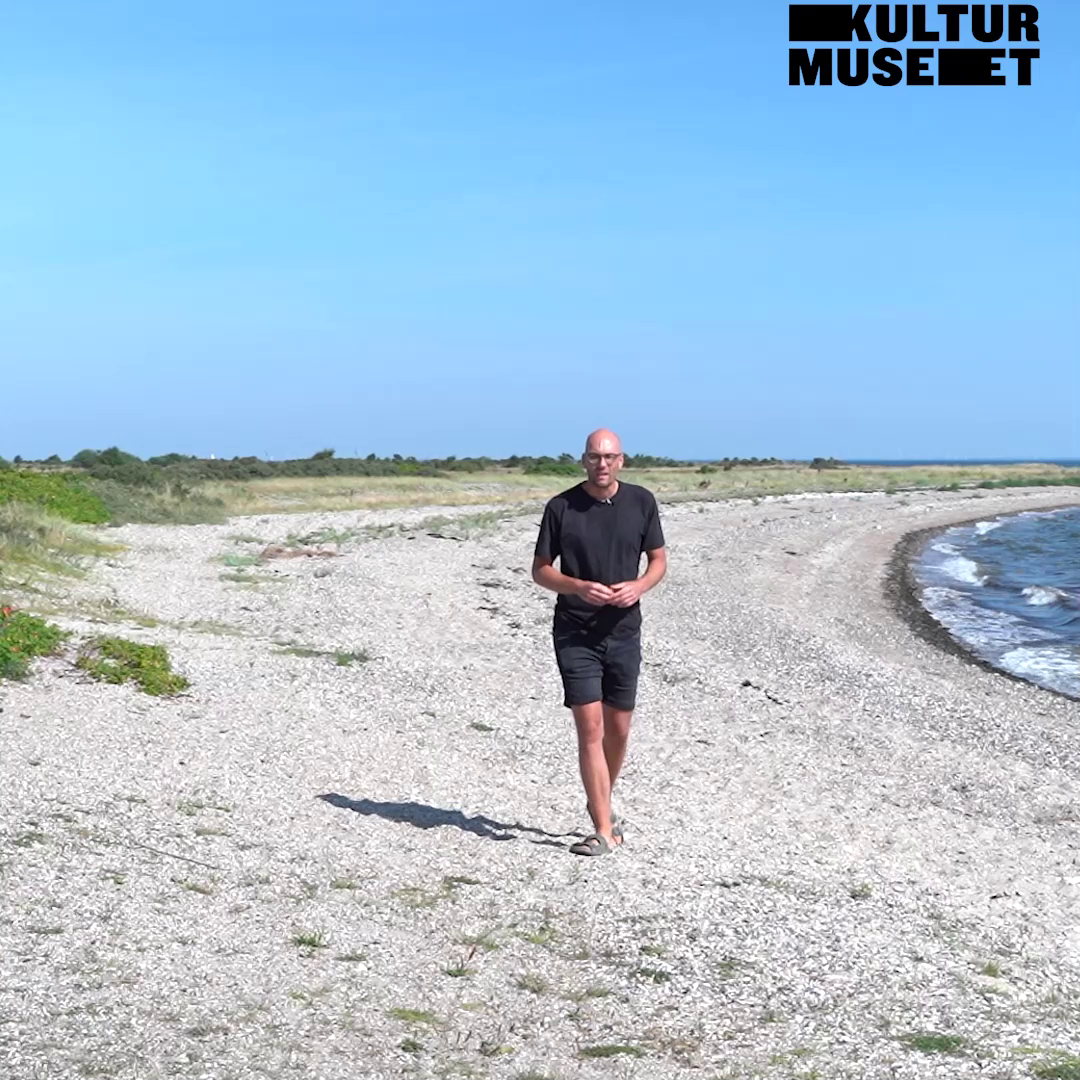 Videostill - Rasmus Skovgaard Jakobsen på strand