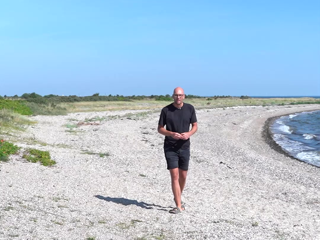 Videostill - Rasmus Skovgaard Jakobsen på strand