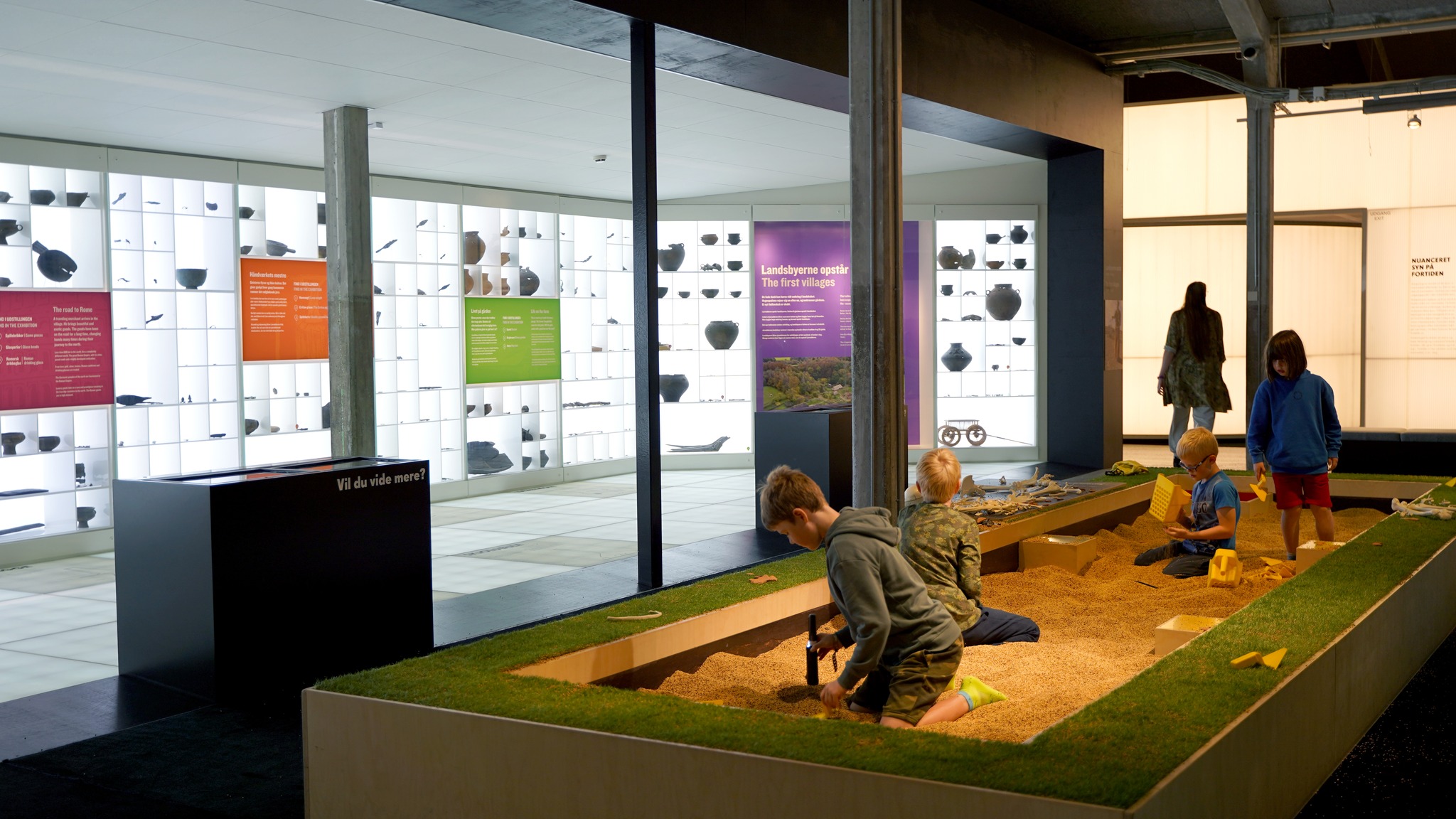 Børn leger i gravekassen