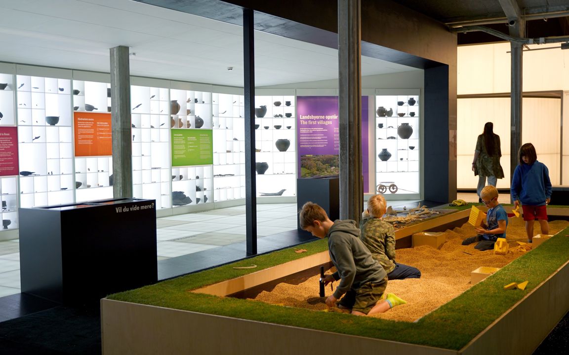 Børn leger i gravekassen